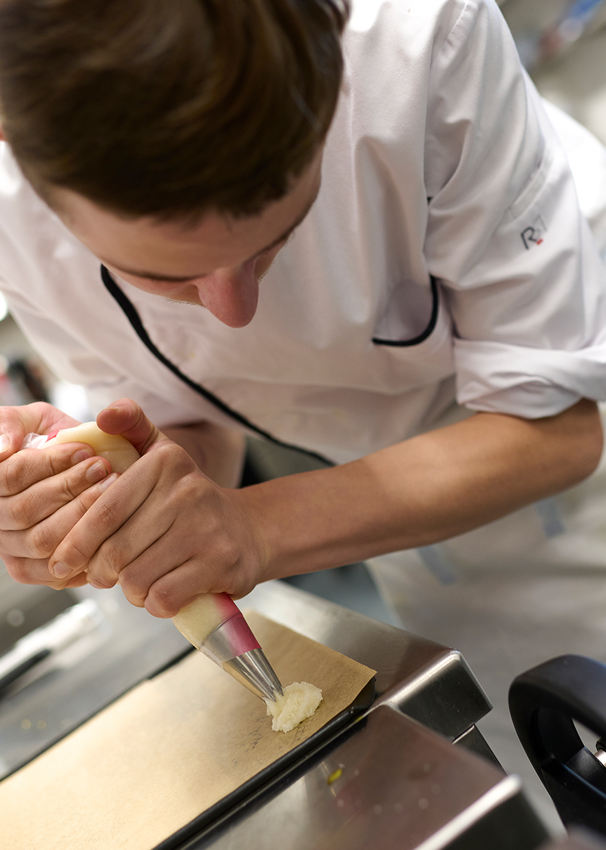 Patisserie zubereiten, Restaurant Le Clou Neuenegg